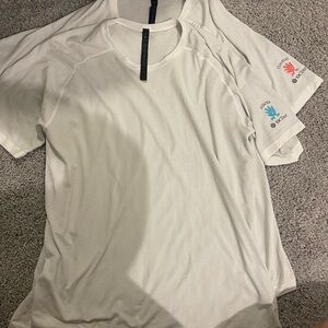 Lululemon Athletica Light Gray Short Sleeve Tee